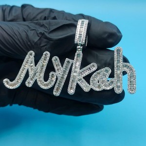 Pendentif personnalisé avec nom en lettres serties de diamants, coupe baguette, en moissanite, style hip-hop - Product Image 1