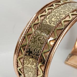 Brazalete de Cobre Ligero Hecho a Mano con Diseño Floral Grabado, Ajustable y Abierto, Joyería Tradicional para Hombres y Mujeres - Product Image 5