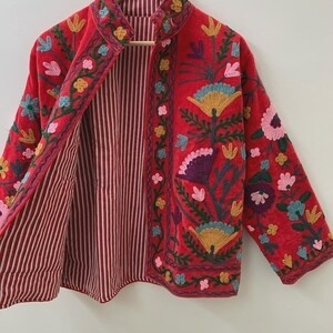 Chaqueta de Terciopelo Bordada Estilo Vintage Suzani, Abrigo Étnico Boho Chic Hecho a Mano, Ropa de Diseñador para Mujer - Product Image 2
