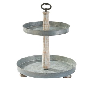 Soporte de Servicio de 2 Niveles de Hierro Galvanizado Rústico Vintage con Asa de Madera Envejecida, Bandeja Metálica para Cupcakes Estilo Granja en Oferta - Product Image 1