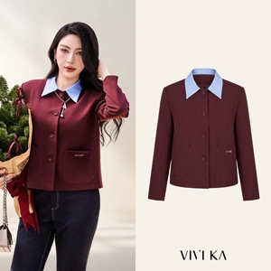 เสื้อเบลเซอร์แขนยาวสีเบอร์กันดีสำหรับผู้หญิง ดีไซน์เรียบหรู คอทรงโอ ติดกระดุม ทรงปกติ ผ้าวอร์สเตด กระดุมแถวเดียว ยี่ห้อ SELENE - Product Image 1