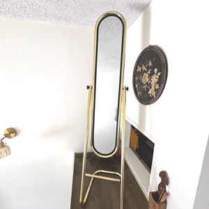 Espejo de pie moderno con marco dorado y base, elegante espejo de suelo ideal para dormitorio, sala de estar y decoración de interiores, procedente de la India. - Product Image 1