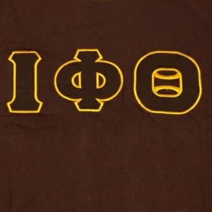 Camiseta Premium Iota Phi Theta Marrón Dorado, Ropa Griega, Camiseta de Fraternidad, Estilo Casual, Corte Clásico, Uso Diario - Product Image 2
