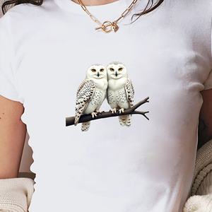 Camiseta de manga corta para mujer con estampado de búhos nevados en una rama Y2K Slim Fit - Product Image 3