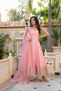 Traje Anarkali Rosa Tradicional Largo Hasta el Suelo de Crepé Natural con Bordado Dori y Moti, con Encaje y Pantalón Dupatta - Product Image 2