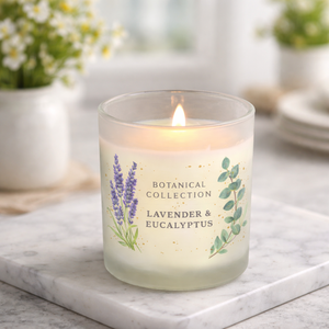 Bougie parfumée élégante et luxueuse en cire de soja écologique, senteur botanique lavande et eucalyptus, dans un bocal en verre, pour Noël et Diwali - Product Image 3