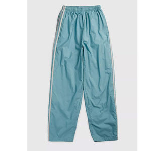 Pantalon de survêtement unisexe personnalisé en nylon bleu sarcelle à rayures latérales, coupe large, coupe-vent, style streetwear, pour le sport - Product Image 1