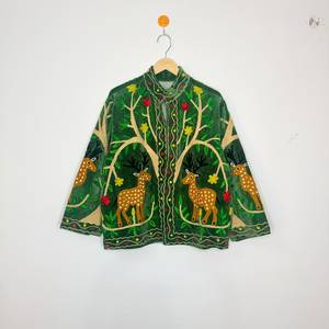 เสื้อแจ็คเก็ตบอมเบอร์ผ้ากำมะหยี่ปักลายซูซานีสำหรับผู้หญิง สีเขียว ลายกวาง ต้นไม้ ชีวิต ดอกไม้ สไตล์โบโฮ เอธนิค วินเทจ ขายส่ง เสื้อผ้าชั้นนอก - Product Image 1