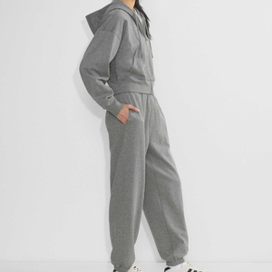 Fournisseur en gros proposant des ensembles de jogging à capuche personnalisés avec logo, marque privée et tarifs directs d'usine pour les marques mondiales. - Product Image 4