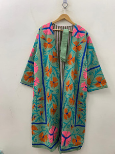 Chaqueta Blusón Larga de Terciopelo con Bordado Floral Suzani, Elegante para Invierno, Relleno de Algodón, Ligera - Product Image 1