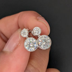 Pendientes Lurba Jewels de 1.50 Ct con Moissanita, Diseño Vintage y Moderno, Engastados en Bisel, Oro Blanco Sólido de 14k, Joyería de Boda para Mujer - Product Image 5