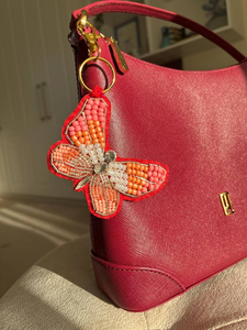 Llavero de Mariposa Hecho a Mano con Cuentas y Bordado de Lentejuelas, Accesorio Clásico Ecológico para Aficionados al Deporte - Product Image 2