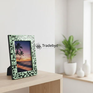 Marco de Fotos de Lujo Hecho a Mano con Incrustaciones de Resina Creativas y Acabado Brillante por Tradebyd - Product Image 1