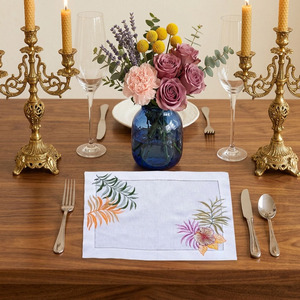 Sets de serviettes et sets de table en lin blanc brodés sur mesure, faits main, de luxe, avec motif fleur d'hibiscus, lavables, à ourlet festonné, pour mariages - Product Image 2