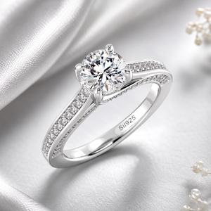แหวนหมั้นมอสซาไนต์ทรงกลมคลาสสิก เงินแท้ 925 ชุบโรเดียม ประดับเพชรแบบ Pave Setting สำหรับผู้หญิง - Product Image 1