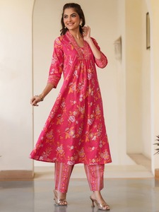 Ensemble Kurta Anarkali Premium pour Femme, Imprimé Botanique Rose Rani, Manches Trois-Quarts, Pantalon à Motifs, Décontracté et Festif - Product Image 1