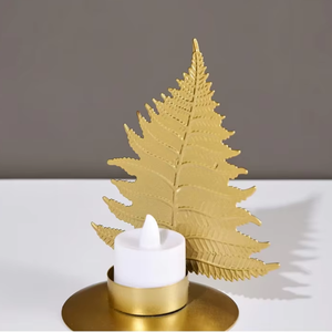 Élégant porte-bougie en métal doré en forme de feuille de fougère avec base ronde, parfait pour créer une ambiance festive et chaleureuse. - Product Image 4
