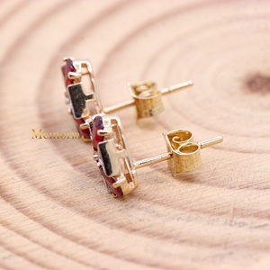 Pendientes de tuerca de oro amarillo macizo de 14K al por mayor con rubí natural de corte pera y racimo de diamantes triangulares, Memoria Jewels - Product Image 2