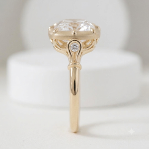 Bague de fiançailles classique pour femme en or jaune 18 carats avec diamant de laboratoire taille coussin allongée, certifié IGI, clarté F VVS2 - Product Image 3