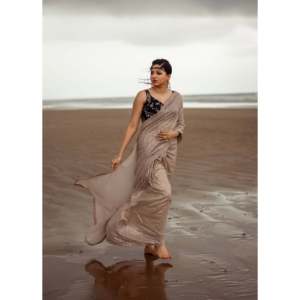 Sari de soirée de créateur avec tissu à paillettes et travail de séquence - Product Image 1