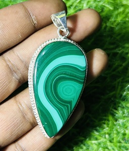 จี้มาลาไคต์ธรรมชาติ TRIMURTI GEMS T N 1088 ชุบเงิน ประดับขอบเงิน รูปทรงหยดน้ำ สีเขียวลายเส้น รูปไข่ คลาสสิก - Product Image 3