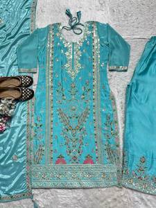 Ensemble Kurti en soie Chinnon de créateur avec broderie et travail de sequins, pantalon Palazzo et dupatta à bordure en dentelle – Tenue ethnique prête à porter - Product Image 5