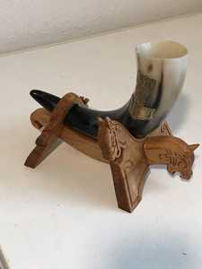 Corne à boire viking artisanale authentique en corne de bœuf avec bordure en laiton poli - Ensemble cadeau de tasse à bière ou à miad médiévale nordique - Product Image 5