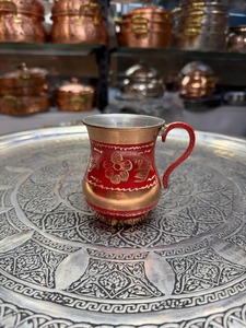 Verre en cuivre gravé à motif floral finition rouge pour cadeaux et célébrations de mariage, idéal pour servir des cocktails, provenant d'Inde - Product Image 5