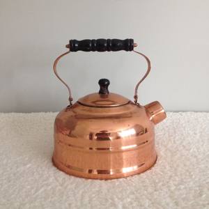 Tetera Tradicional de Cobre de Diseño con Asa Floral de Madera para Cocina Premium, Decoración del Hogar, Hoteles y Restaurantes - Product Image 1