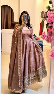 Ensemble de robe Anarkali longue pour femmes, style traditionnel indien et pakistanais, en soie froissée, imprimé numérique, avec dupatta brodé, idéal pour les mariages - Product Image 6