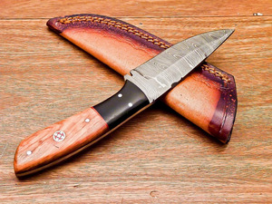 Couteau de chasse en acier Damas forgé à la main |   Couteau de camping EDC à lame fixe en acier au carbone, manche en bois de rose et résine, avec étui - Product Image 5