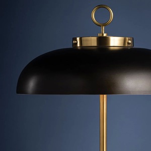 Lámpara de Mesa Contemporánea de Latón Metálico con Base Redonda para Decoración de Sala de Estar - Product Image 2