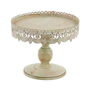 Support à gâteau rond en métal avec bord festonné, base décorative faite à la main - Product Image 1
