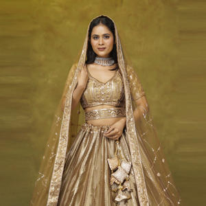 ชุดเลเฮนกาโชลีผ้าไหมดีไซน์เนอร์แบบดั้งเดิม ปักลายดิ้นทองอย่างประณีต กระโปรงทรงบานสำหรับเจ้าสาว ผ้าคลุมไหล่เน็ตหรูหรา สำหรับงานแต่งงาน งานดิวาลี และงานปาร์ตี้ - Product Image 3