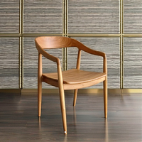 Chaise de salle à manger en bois élégante et minimaliste au design épuré pour la maison, l'hôtel, l'appartement et la villa