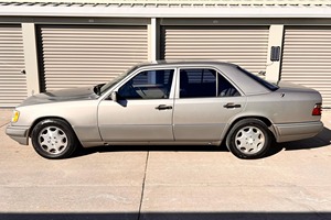 1995 Mercedes-Benz E-300D Sedán: Venta al por mayor de coches usados - Product Image 3