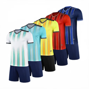 Tenue de football en gros pour équipes : Impression nom et numéro, anti-humidité, 100 % polyester, protection UPF 50 pour les joueurs - Product Image 1
