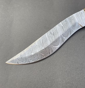 Couteau de chasse en acier Damas de qualité supérieure, couteau de survie en plein air, couteau de camping avec poignée ergonomique, étui en cuir, personnalisable OEM - Product Image 4