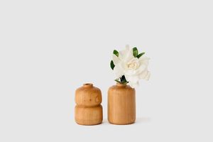 Jarrón de flores de madera con acabado quemado, hecho a mano, estilo rústico, para decoración de mesa, estante o regalo. - Product Image 4