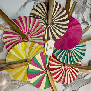 Éventail artisanal vietnamien en feuilles de palmier séchées pour décoration de fête avec logo gravé sur mesure - Product Image 1