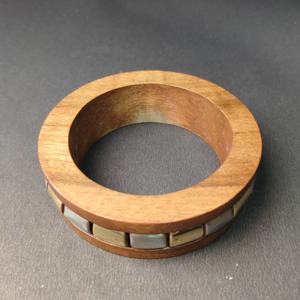 Bracelet en bois bicolore de qualité supérieure avec incrustation alternée de laiton et d'argent – Manchette géométrique moderne en bois poli à la main - Product Image 3