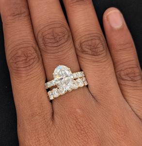 Anillo de compromiso con diamante cultivado en laboratorio de corte ovalado de 3 quilates con banda a juego de corte ovalado, conjunto nupcial de oro amarillo macizo de 14 quilates para mujer - Product Image 5