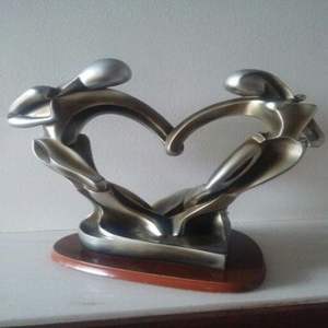 Escultura artística de aluminio fundido que transmite una restricción emocional, claridad estructural y una intención escultórica duradera. - Product Image 1