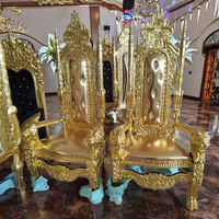 Chaise de trône royale classique élégante avec cadre en feuille d'or, revêtement en cuir blanc, durable, pour entrée de villa, parc, mariage, événement, salon