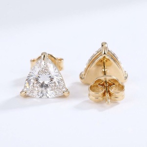 Boucles d'oreilles clous en diamant taillé en triangle, très populaires et élégantes, couleur DEF, clarté VVS, or jaune 14 carats, diamants de laboratoire - Product Image 3