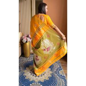 Sari en soie douce orange Ikkat Patola avec bordure en zari doré et pallu en motif de paon Meenakari pour les mariages - Product Image 1