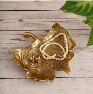 Bandeja Decorativa Moderna de Aluminio Dorado en Forma de Hoja, Duradera, Fácil de Limpiar, Texturizada, para Joyas, Anillos y Objetos Pequeños - Product Image 4