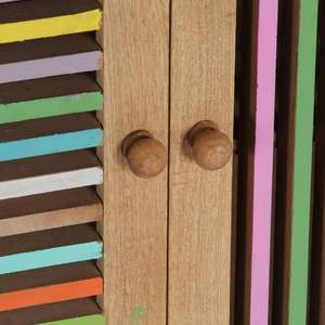 Aparador de Madera Natural con Detalles Multicolor en las Puertas - Product Image 4