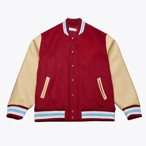 Chaqueta Varsity Roja para Hombre con Mangas Beige y Ribete a Rayas, Ropa Casual de Otoño - Product Image 3