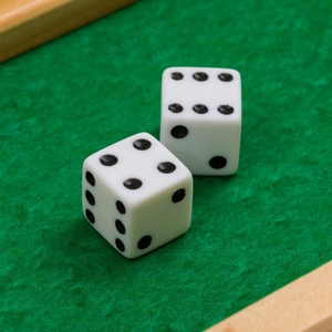 Juego de dados de madera Shut The Box con fichas numeradas y una superficie de juego de fieltro verde para entretenimiento familiar moderno - Product Image 4